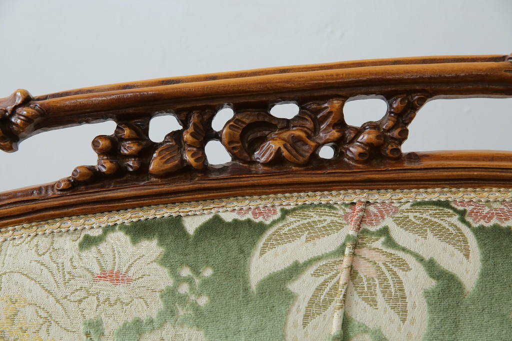 中古　イタリア製　ロココ調　華やかな彫刻が目を惹く3人掛けソファ　(R-080153)