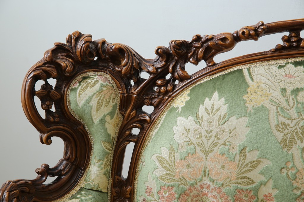 中古　イタリア製　ロココ調　華やかな彫刻が目を惹く3人掛けソファ　(R-080153)