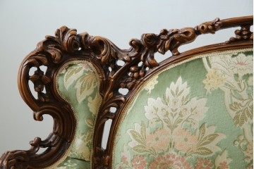 中古　イタリア製　ロココ調　華やかな彫刻が目を惹く3人掛けソファ　(R-080153)