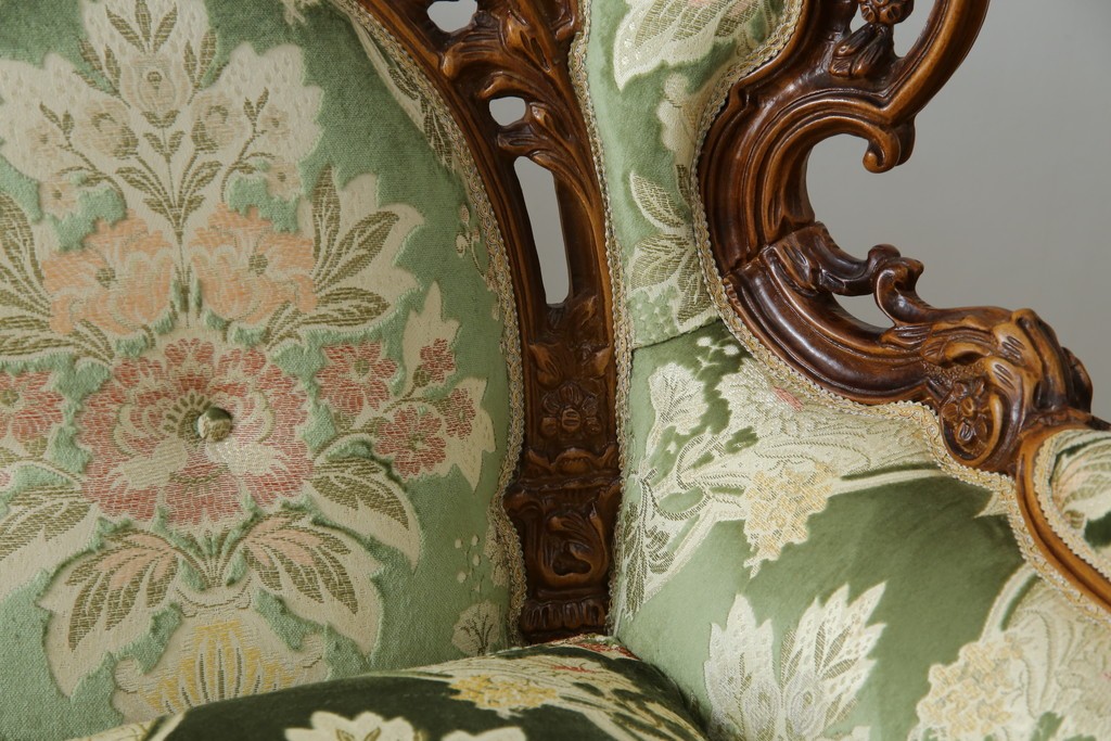 中古　イタリア製　ロココ調　華やかな彫刻が目を惹く3人掛けソファ　(R-080153)