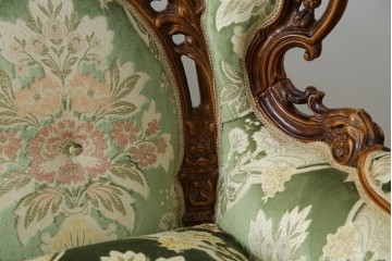 中古　イタリア製　ロココ調　華やかな彫刻が目を惹く3人掛けソファ　(R-080153)