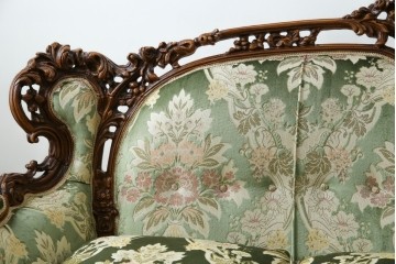 中古　イタリア製　ロココ調　華やかな彫刻が目を惹く3人掛けソファ　(R-080153)