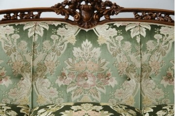 中古　イタリア製　ロココ調　華やかな彫刻が目を惹く3人掛けソファ　(R-080153)