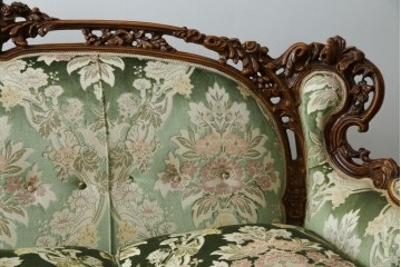 中古　イタリア製　ロココ調　華やかな彫刻が目を惹く3人掛けソファ　(R-080153)