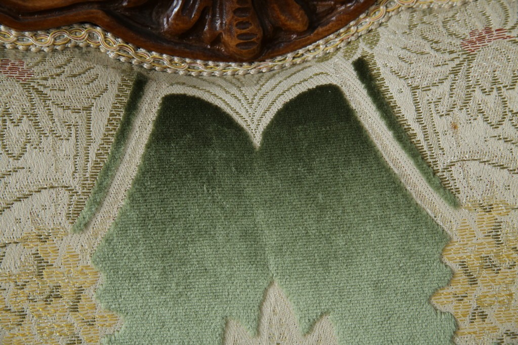 中古　イタリア製　ロココ調　華やかな彫刻が目を惹く3人掛けソファ　(R-080153)