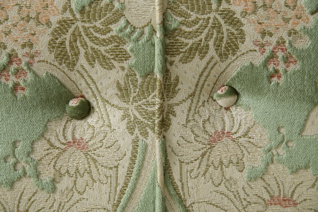 中古　イタリア製　ロココ調　華やかな彫刻が目を惹く3人掛けソファ　(R-080153)