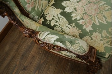 中古　イタリア製　ロココ調　華やかな彫刻が目を惹く3人掛けソファ　(R-080153)