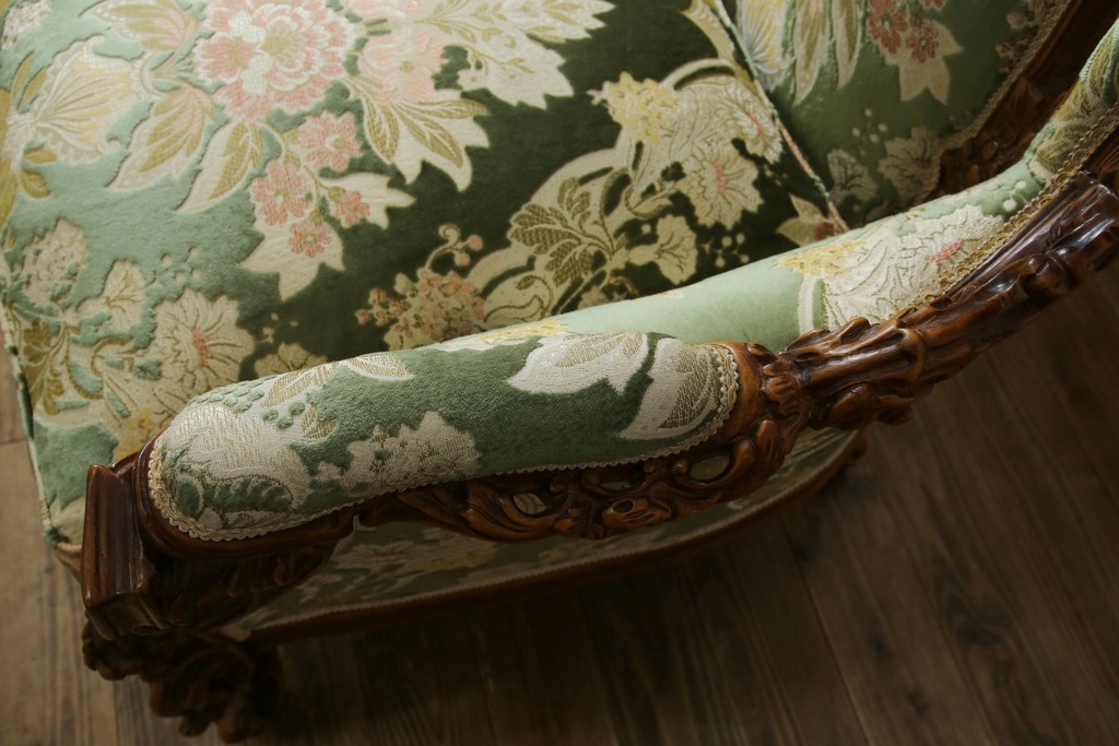 中古　イタリア製　ロココ調　華やかな彫刻が目を惹く3人掛けソファ　(R-080153)