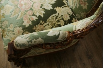 中古　イタリア製　ロココ調　華やかな彫刻が目を惹く3人掛けソファ　(R-080153)