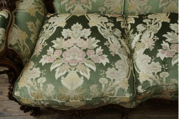 中古　イタリア製　ロココ調　華やかな彫刻が目を惹く3人掛けソファ　(R-080153)