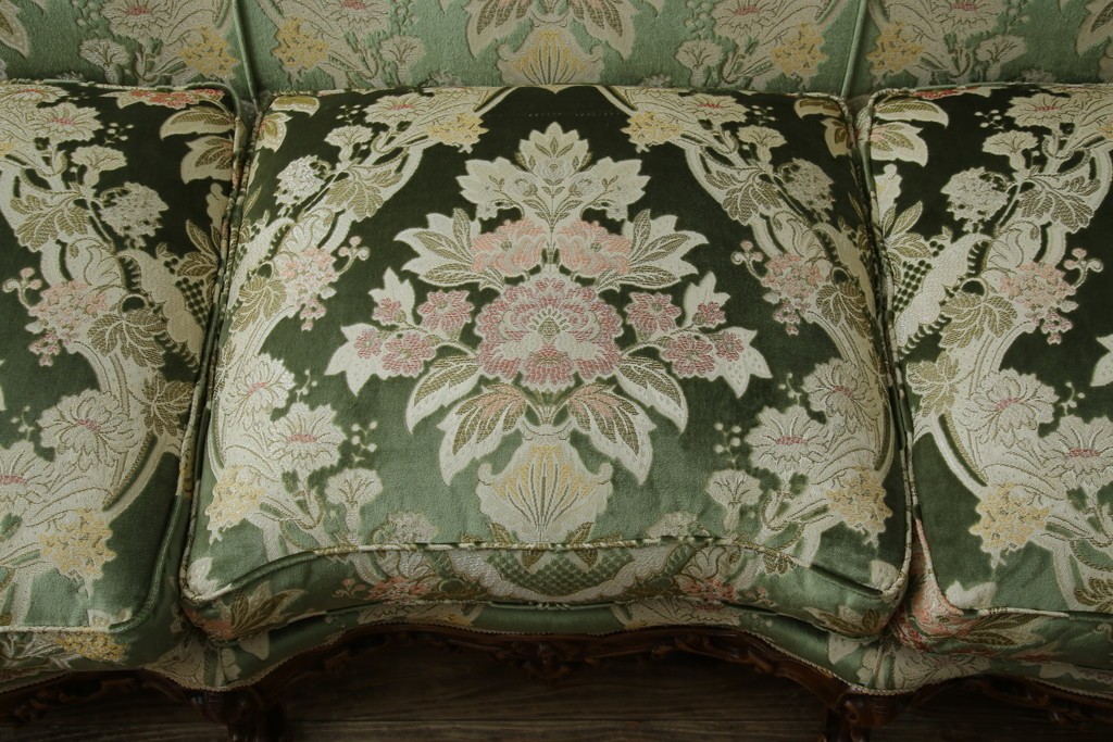 中古　イタリア製　ロココ調　華やかな彫刻が目を惹く3人掛けソファ　(R-080153)