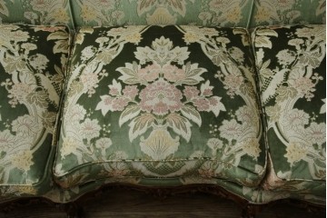 中古　イタリア製　ロココ調　華やかな彫刻が目を惹く3人掛けソファ　(R-080153)