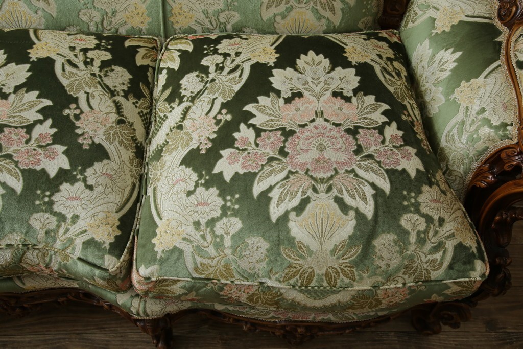 中古　イタリア製　ロココ調　華やかな彫刻が目を惹く3人掛けソファ　(R-080153)