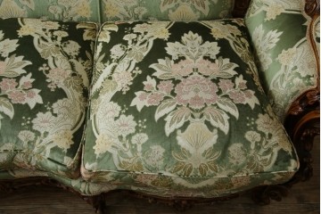 中古　イタリア製　ロココ調　華やかな彫刻が目を惹く3人掛けソファ　(R-080153)