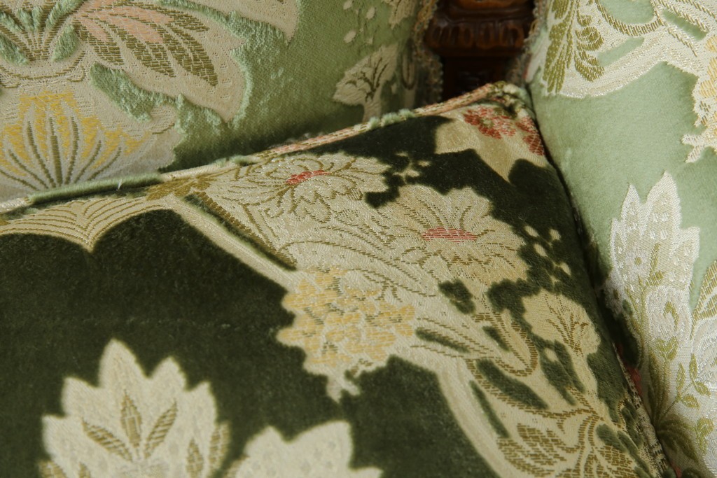 中古　イタリア製　ロココ調　華やかな彫刻が目を惹く3人掛けソファ　(R-080153)