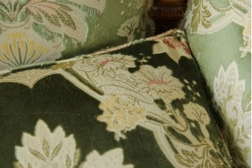 中古　イタリア製　ロココ調　華やかな彫刻が目を惹く3人掛けソファ　(R-080153)