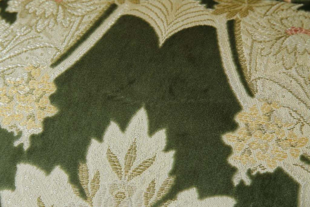 中古　イタリア製　ロココ調　華やかな彫刻が目を惹く3人掛けソファ　(R-080153)