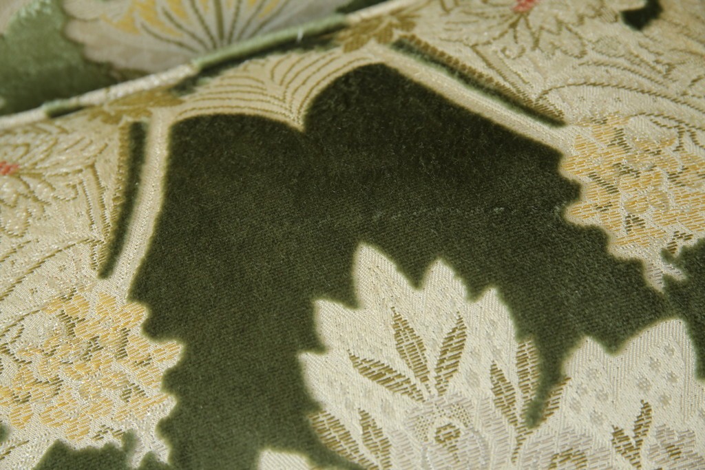 中古　イタリア製　ロココ調　華やかな彫刻が目を惹く3人掛けソファ　(R-080153)