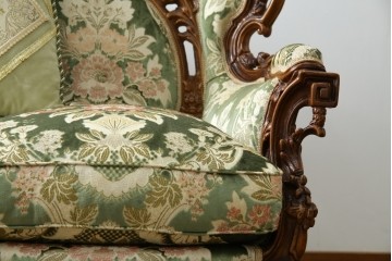 中古　イタリア製　ロココ調　華やかな彫刻が目を惹く3人掛けソファ　(R-080153)