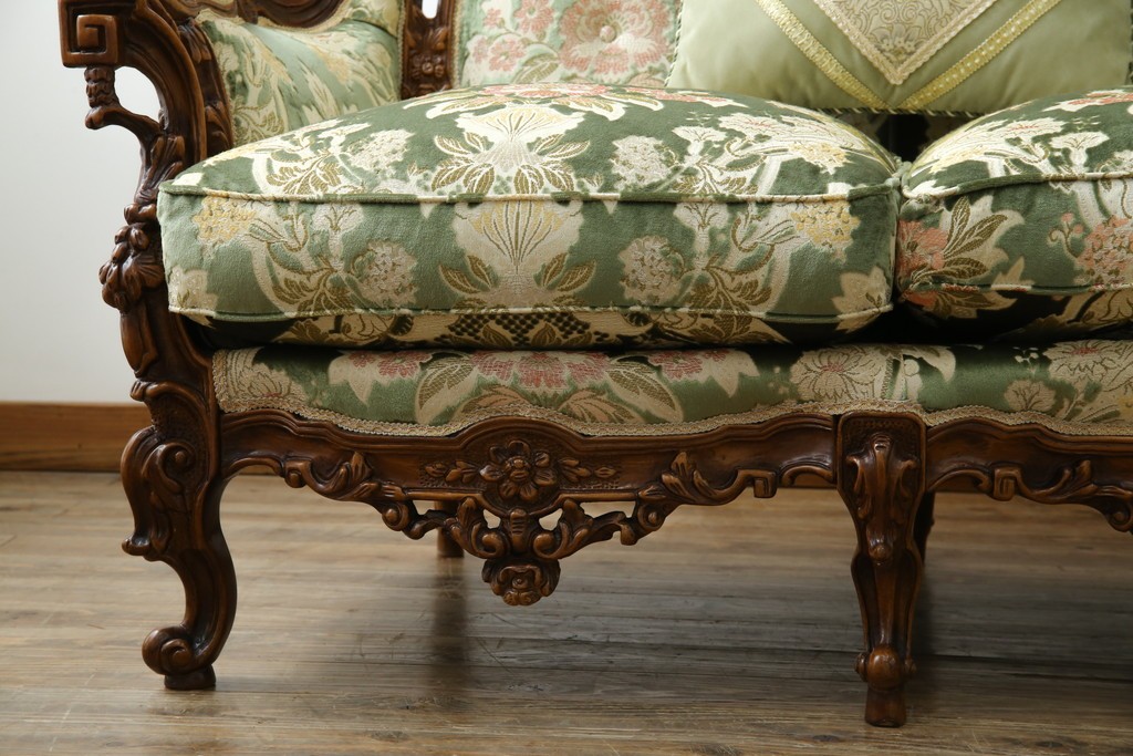 中古　イタリア製　ロココ調　華やかな彫刻が目を惹く3人掛けソファ　(R-080153)