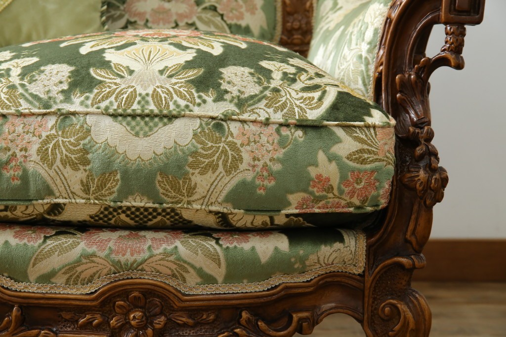 中古　イタリア製　ロココ調　華やかな彫刻が目を惹く3人掛けソファ　(R-080153)
