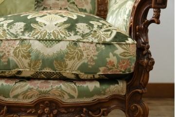 中古　イタリア製　ロココ調　華やかな彫刻が目を惹く3人掛けソファ　(R-080153)