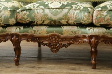 中古　イタリア製　ロココ調　華やかな彫刻が目を惹く3人掛けソファ　(R-080153)