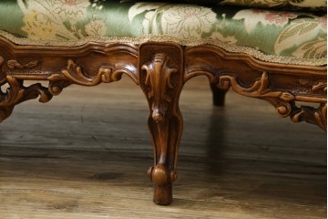 中古　イタリア製　ロココ調　華やかな彫刻が目を惹く3人掛けソファ　(R-080153)