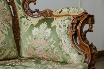 中古　イタリア製　ロココ調　華やかな彫刻が目を惹く3人掛けソファ　(R-080153)