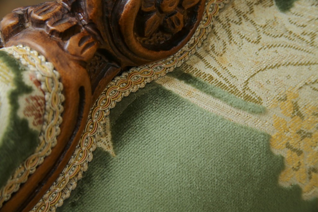 中古　イタリア製　ロココ調　華やかな彫刻が目を惹く3人掛けソファ　(R-080153)