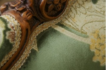 中古　イタリア製　ロココ調　華やかな彫刻が目を惹く3人掛けソファ　(R-080153)