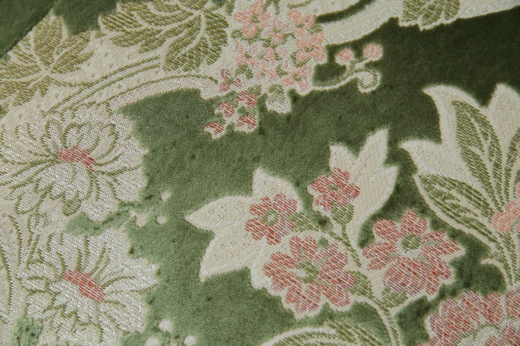 中古　イタリア製　ロココ調　華やかな彫刻が目を惹く3人掛けソファ　(R-080153)