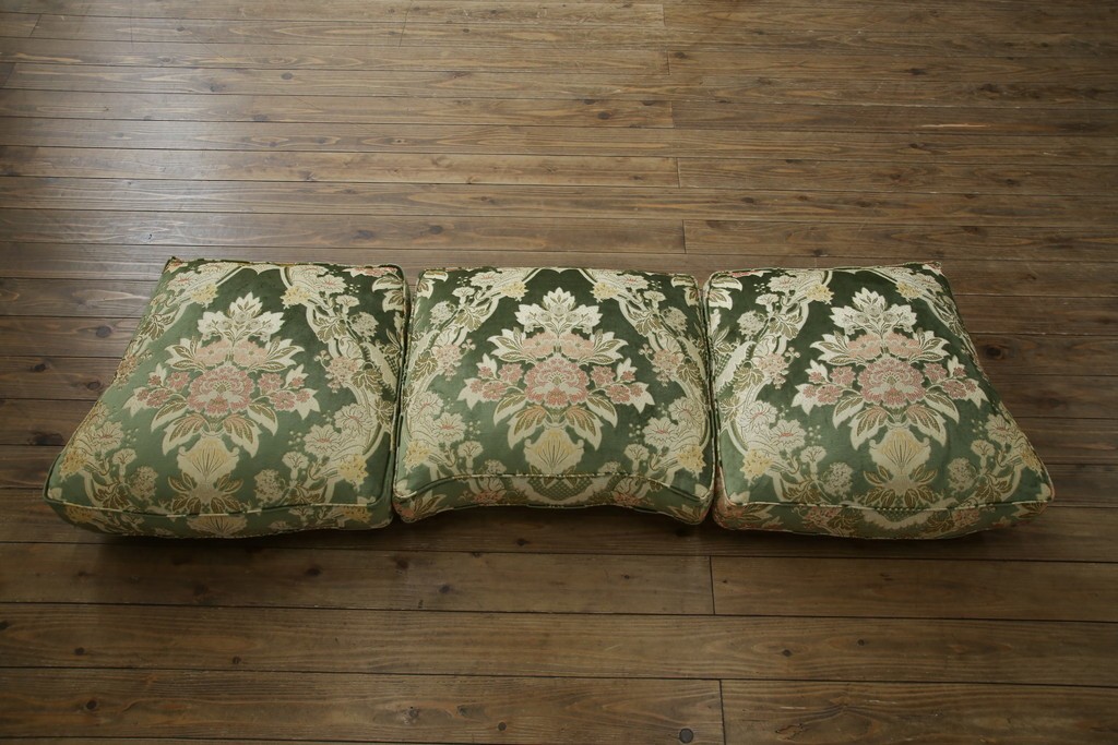 中古　イタリア製　ロココ調　華やかな彫刻が目を惹く3人掛けソファ　(R-080153)