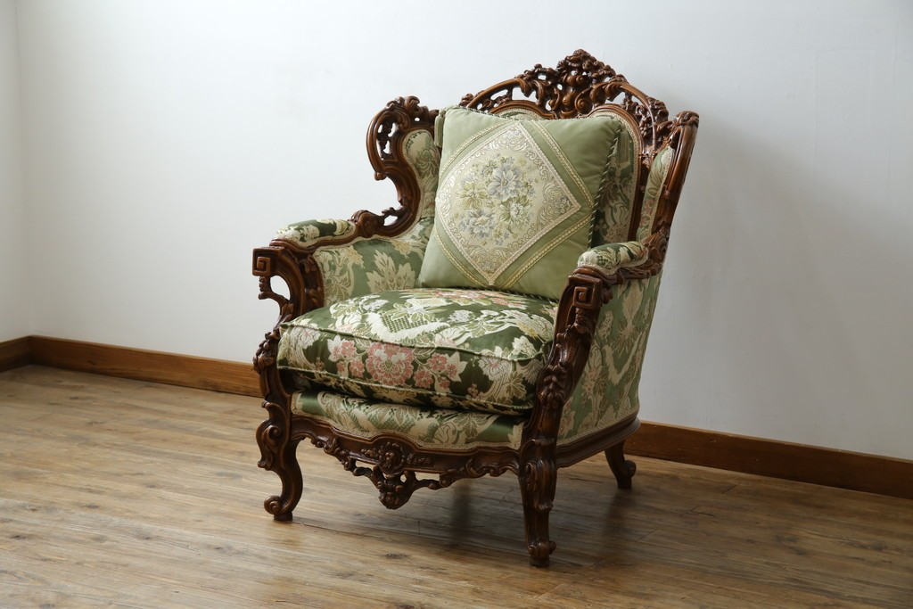 中古　イタリア製　ロココ調　華やかな彫刻が目を惹く1人掛けソファ　(R-080154)