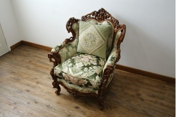 中古　イタリア製　ロココ調　華やかな彫刻が目を惹く1人掛けソファ　(R-080154)