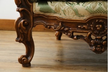 中古　イタリア製　ロココ調　華やかな彫刻が目を惹く1人掛けソファ　(R-080154)