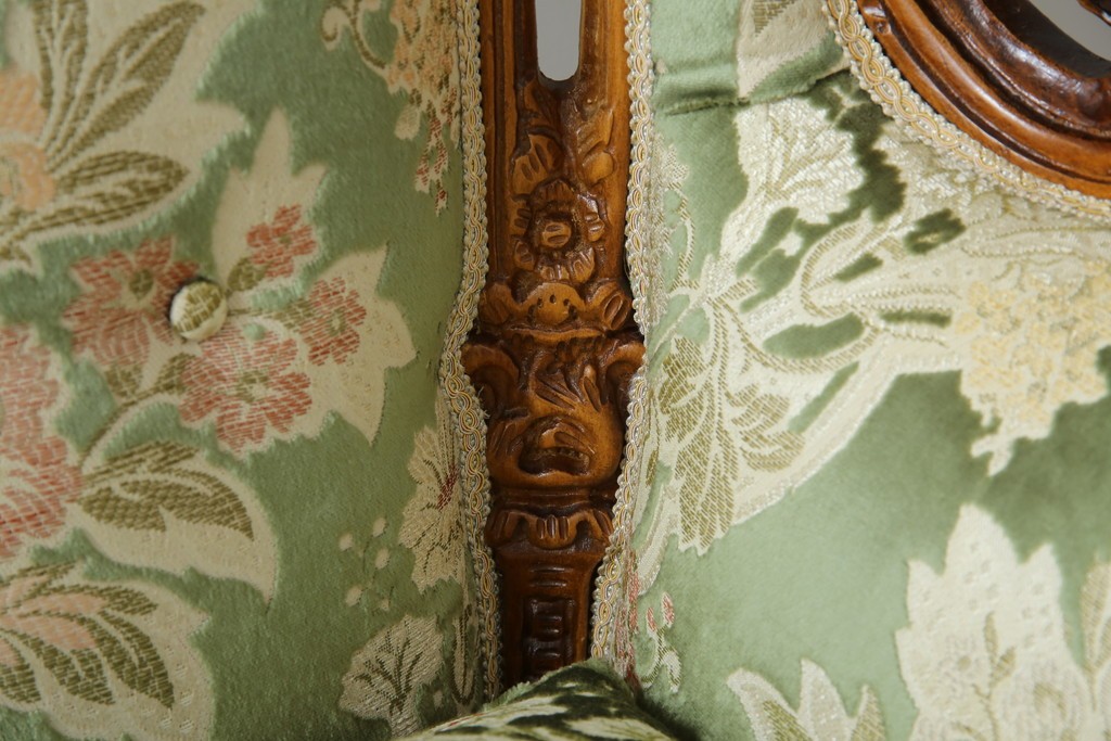 中古　イタリア製　ロココ調　華やかな彫刻が目を惹く1人掛けソファ　(R-080154)