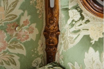 中古　イタリア製　ロココ調　華やかな彫刻が目を惹く1人掛けソファ　(R-080154)