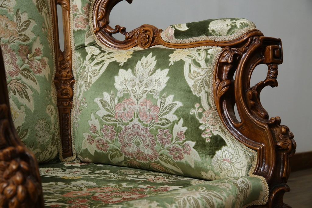 中古　イタリア製　ロココ調　華やかな彫刻が目を惹く1人掛けソファ　(R-080154)