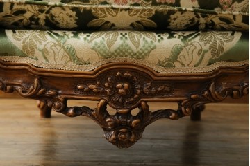 中古　イタリア製　ロココ調　華やかな彫刻が目を惹く1人掛けソファ　(R-080154)