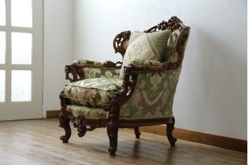 中古　イタリア製　ロココ調　華やかな彫刻が目を惹く1人掛けソファ　(R-080154)
