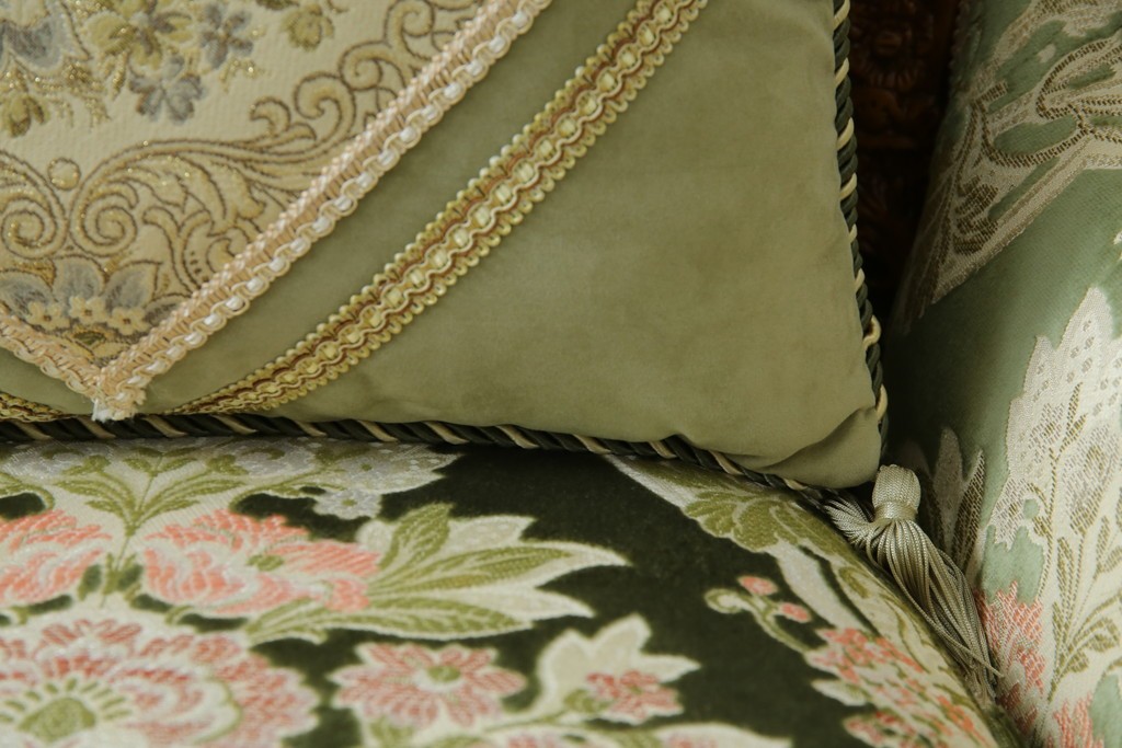 中古　イタリア製　ロココ調　華やかな彫刻が目を惹く1人掛けソファ　(R-080154)