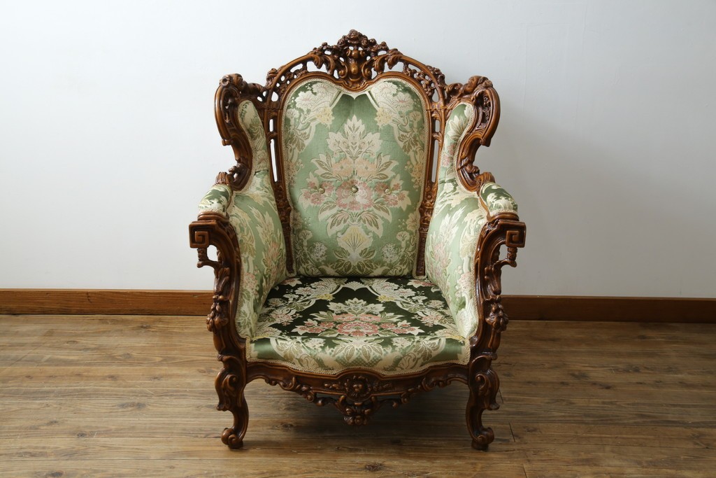 中古　イタリア製　ロココ調　華やかな彫刻が目を惹く1人掛けソファ　(R-080154)