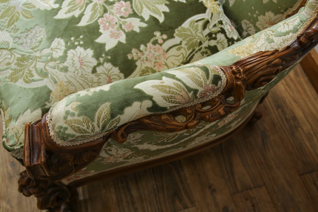 中古　イタリア製　ロココ調　華やかな彫刻が目を惹く1人掛けソファ　(R-080154)