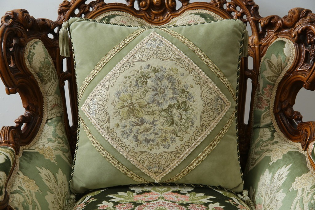 中古　イタリア製　ロココ調　華やかな彫刻が目を惹く1人掛けソファ　(R-080154)