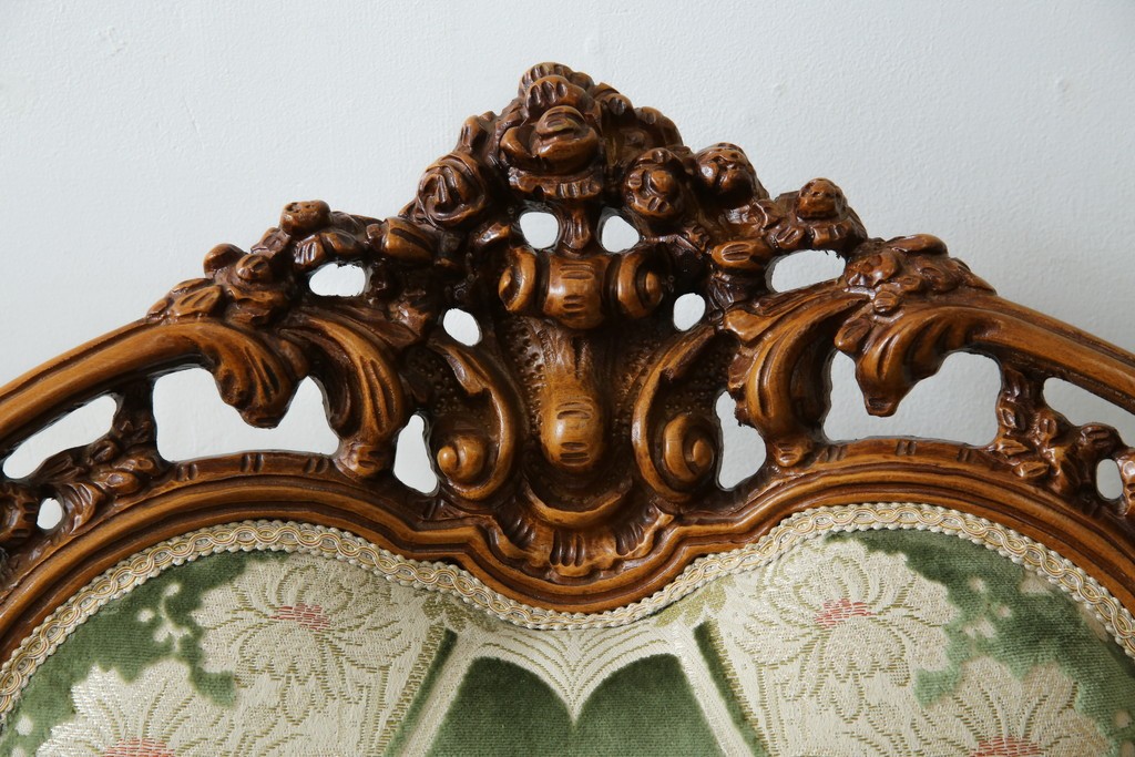 中古　イタリア製　ロココ調　華やかな彫刻が目を惹く1人掛けソファ　(R-080154)