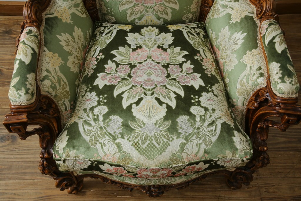 中古　イタリア製　ロココ調　華やかな彫刻が目を惹く1人掛けソファ　(R-080154)