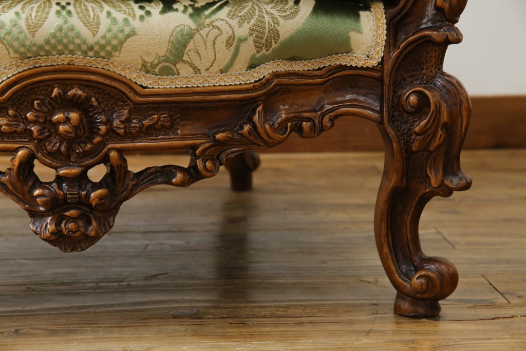 中古　イタリア製　ロココ調　華やかな彫刻が目を惹く1人掛けソファ　(R-080154)