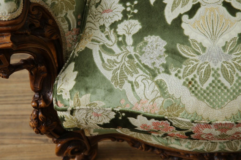 中古　イタリア製　ロココ調　華やかな彫刻が目を惹く1人掛けソファ　(R-080154)