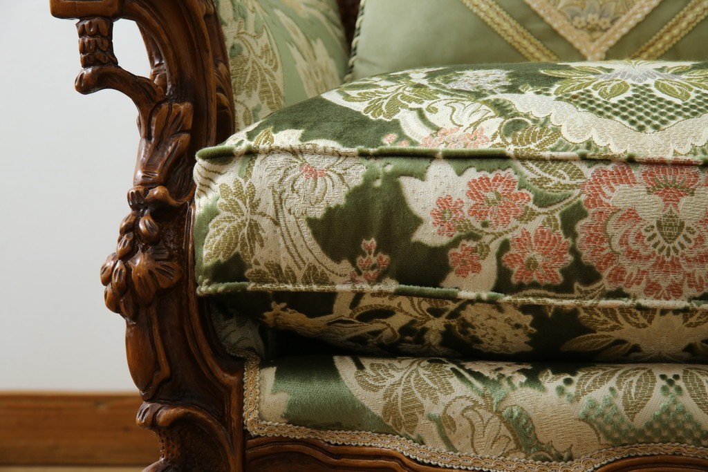 中古　イタリア製　ロココ調　華やかな彫刻が目を惹く1人掛けソファ　(R-080154)